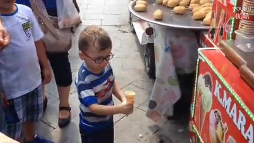 【发现最热视频】卖冰激凌的够了！你能懂一个熊孩子吃...