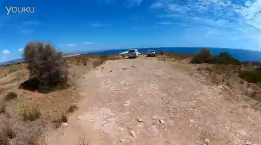 三角翼飞在金色海岸边悠然自得