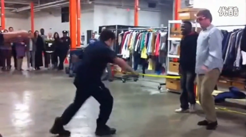 【发现最热视频】实拍！纽约警察和街舞少年街头斗舞