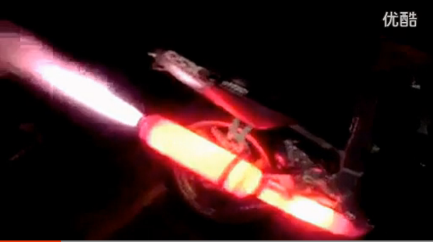 视频: 摩托车排气喷火 就像F1赛车