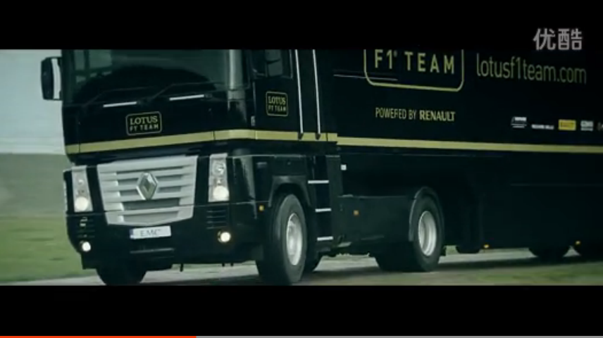 视频: 牛！F1赛车从跳跃的卡车下穿过
