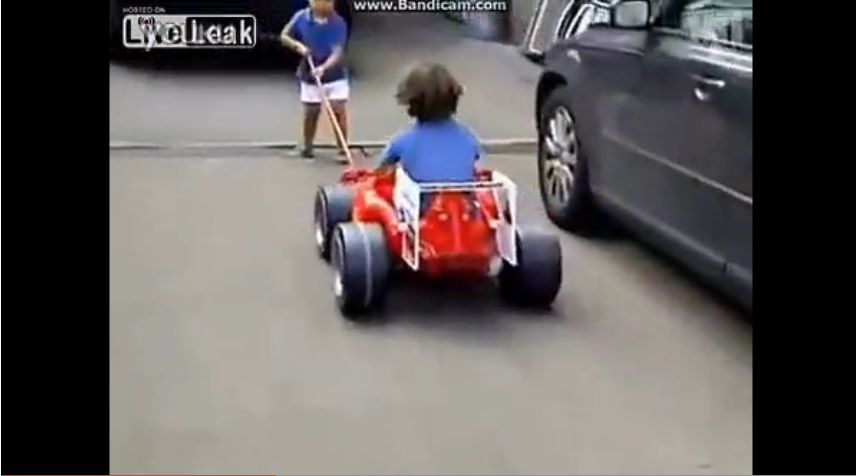 视频: 两小孩给力模仿F1赛车进站换胎