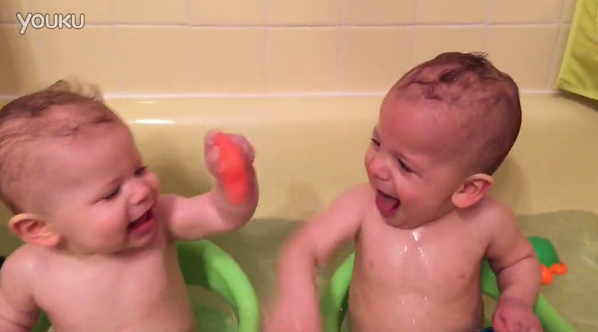 超萌双胞胎宝宝洗澡！把爹娘都整凌乱了。。。