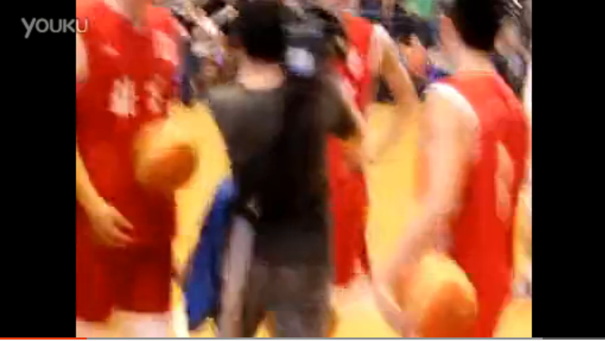 视频: 翟小川热身扣碎篮板 给马布里看笑了