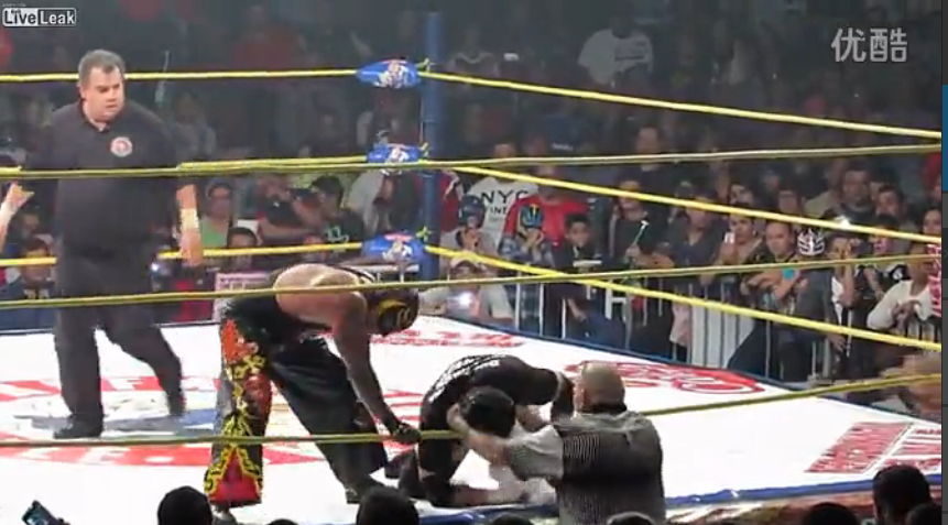 【哇哈哦哦】实拍墨西哥摔角明星被KO暴毙擂台