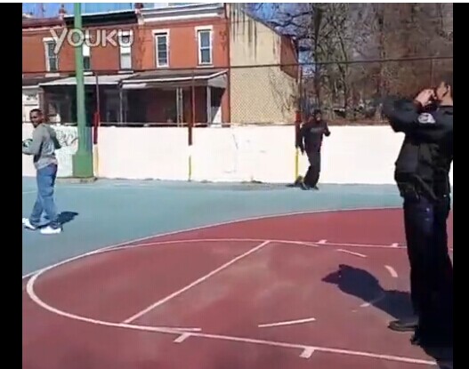 【最热点】：黑人学生打篮球狂虐两警察