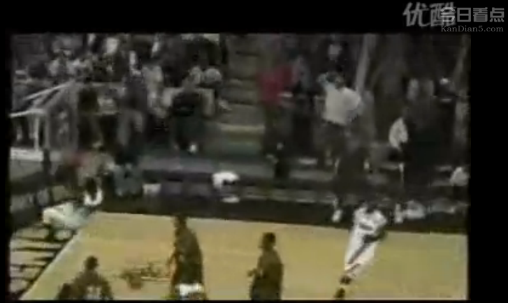 篮球比赛惊人一幕 人球分过空中接力扣篮
