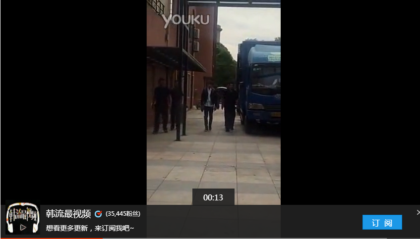 吴亦凡当街聊天粉丝 捂脸害羞 