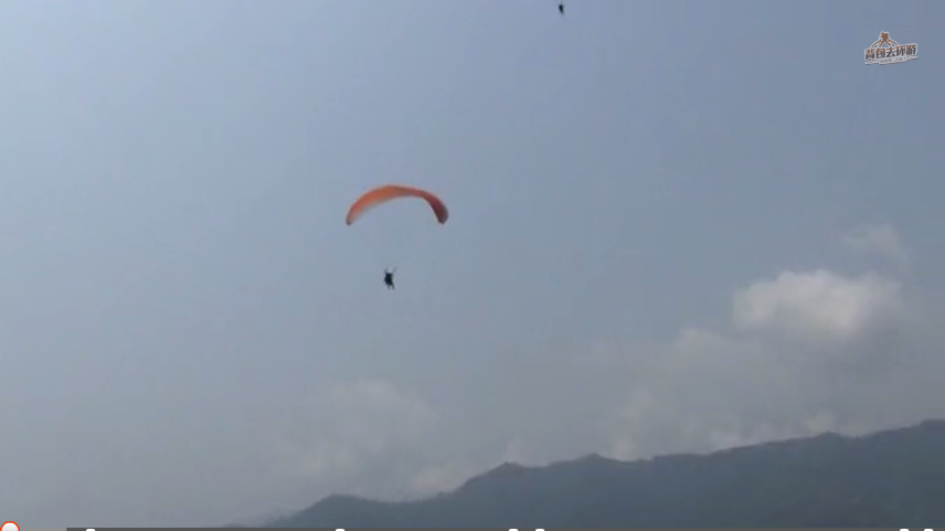 背包去环游：小夫妻惊险体验滑翔伞 05