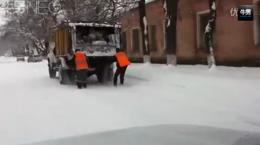  清洁工也会找乐子 抓住垃圾车滑雪