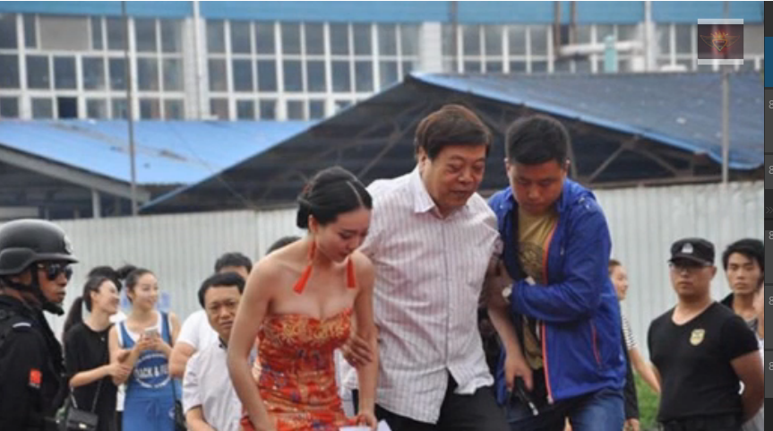 73岁赵忠祥上台需人左右搀扶 与女粉丝雨中合唱