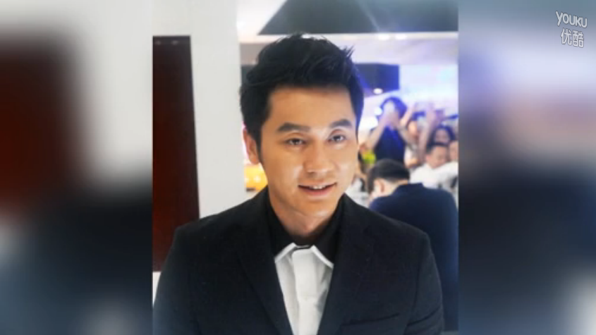 李晨无名指戴戒指现身 获范冰冰甜蜜陪伴