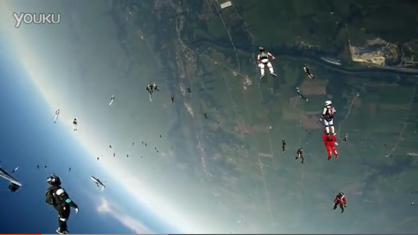 红牛极限系列之164人高空倒立玩跳伞 摆巨大花型破世界纪录
