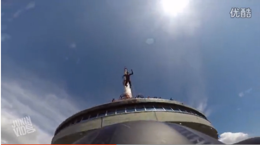 塔林市基地电视塔牛人集体跳伞就是这么酷