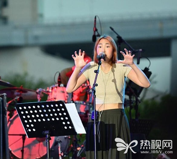 王若琳上海献唱音乐节 被