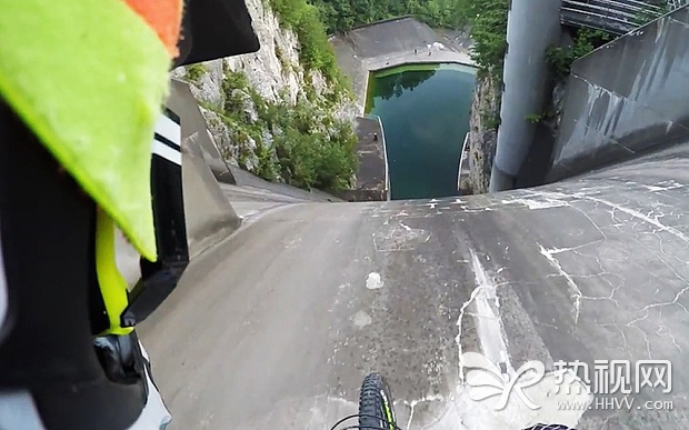 男子骑单车从200米高大坝俯冲而下
