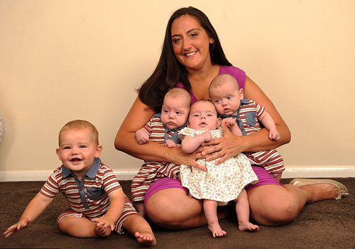 英母亲产子9个月后再生三胞胎