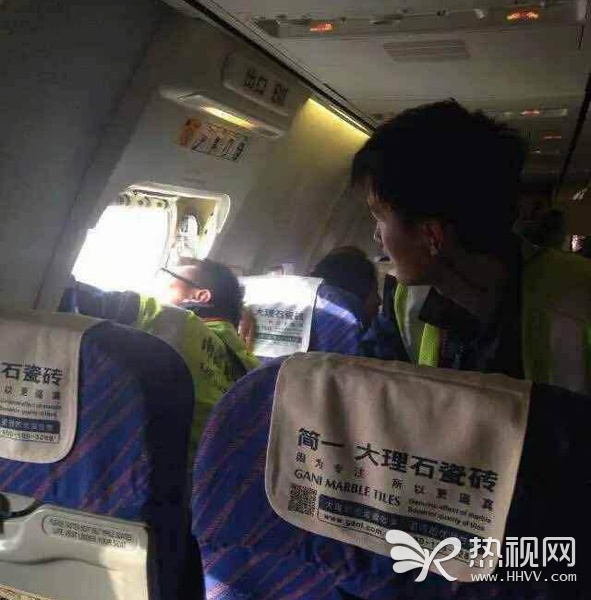 乘客因好奇打开飞机安全门