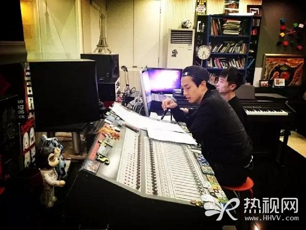 戚薇李承铉录音室“密谋”新歌