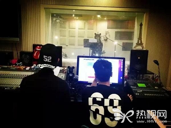 戚薇李承铉录音室“密谋”新歌