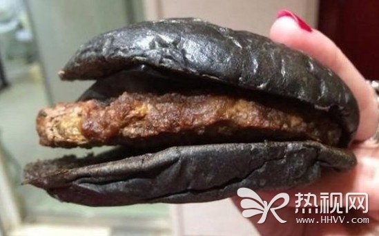 岛国黑暗料理又出新品：完全无公害的红色汉堡！