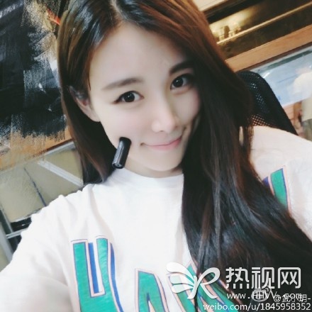 又现酒窝夹笔盖新技能