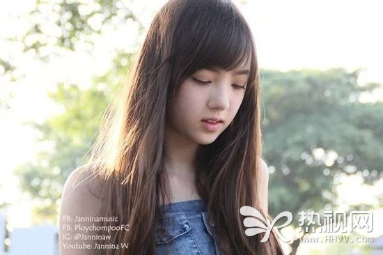 这个混血萝莉明明能靠脸吃饭，歌声却又那么清澈