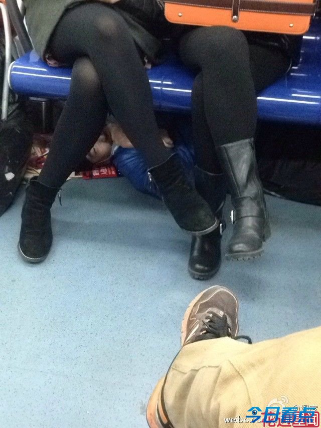 男子躲地铁座椅下偷摸女子小腿 无人上前制止