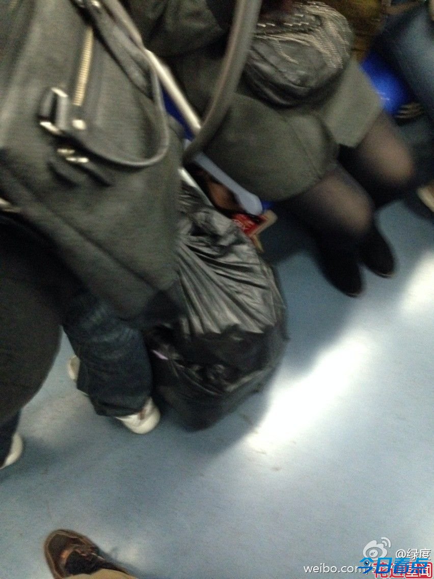 男子躲地铁座椅下偷摸女子小腿 无人上前制止