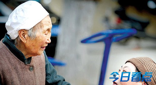 郑州91岁老妈妈照顾脑瘫女儿50年