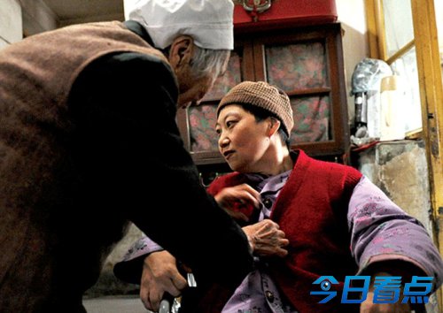 郑州91岁老妈妈照顾脑瘫女儿50年