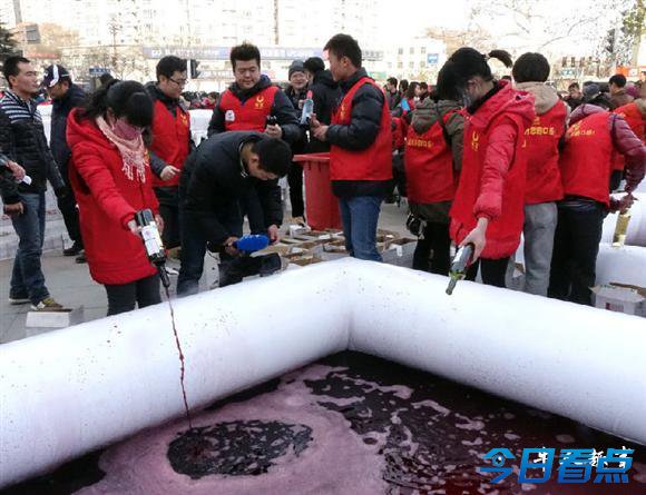 郑州销毁葡萄酒 公司当众销毁700万红酒被指浪费(组图）