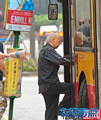 吴君如83岁老爸超市买打折秋裤 挤公交回家