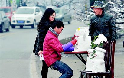 成都村民在景区卖雪人 半天赚上千元