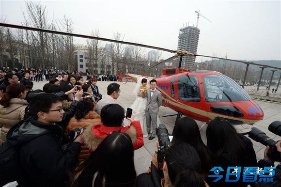 重庆小伙乘直升机求婚