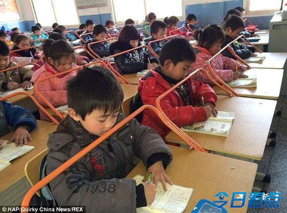武汉一小学启用新型防近视课桌
