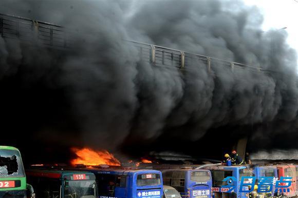 江西南昌20余辆废旧公交车起火被烧毁