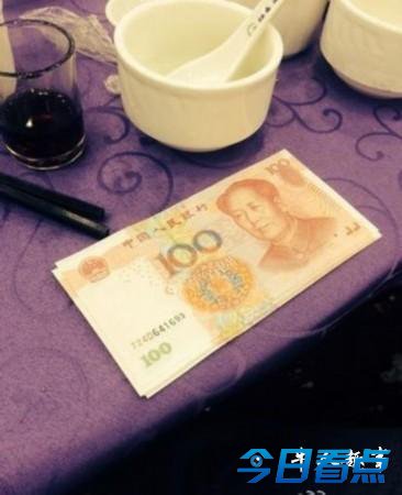 土豪婚宴百元大钞上桌 “土豪”文化的二重奏