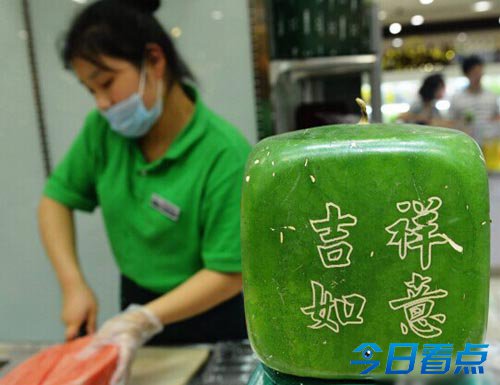 杭州超市出售奇特方形西瓜