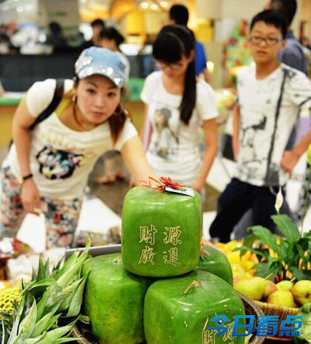 杭州超市出售奇特方形西瓜