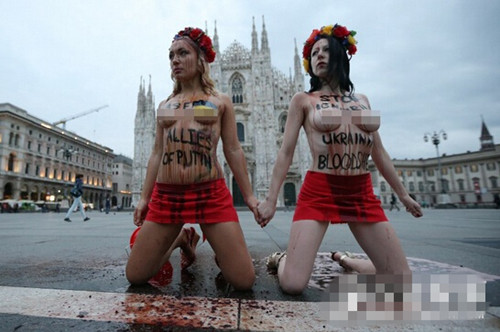 乌克兰美女为抗议普京竟裸体泼血