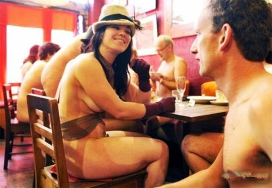 国外裸体餐厅挣人眼球
