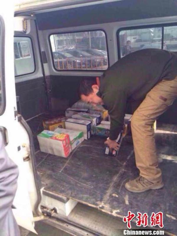 3月16日下午，虎先生的员工用面包车载着17箱硬币来到4S店付车款。 韩章云 摄  