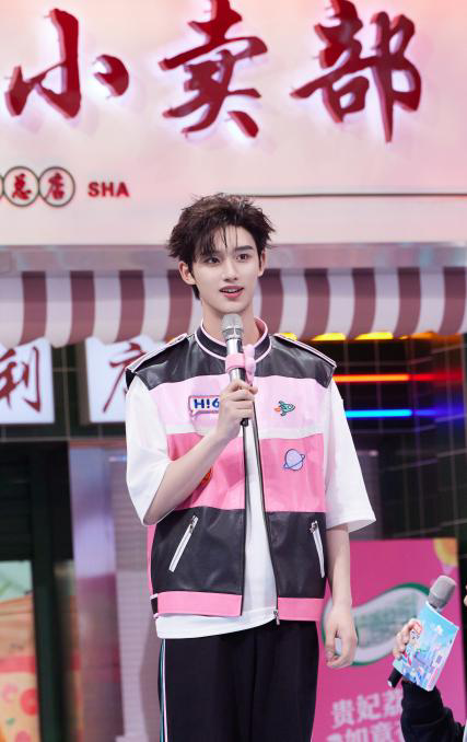 《你好，星期六》张艺兴新歌综艺首唱 惊艳亮相