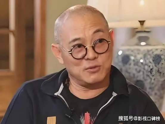 李连杰现身五台山礼佛，走路时需要搀扶，皮肤偏黄，脸部松垮
