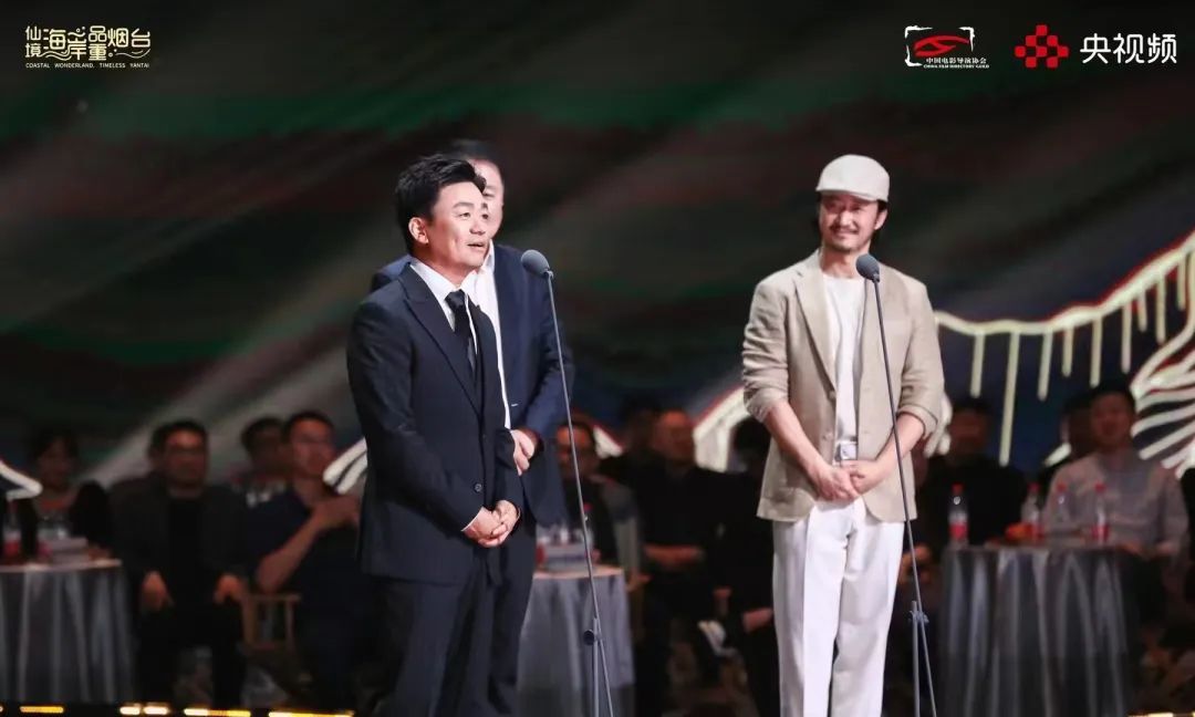 晚上，400余位来自不同代际的电影导演、演员、业界嘉宾齐聚一堂，回顾四年间中国电影人的荣耀时刻，共话未来电影发展方向。