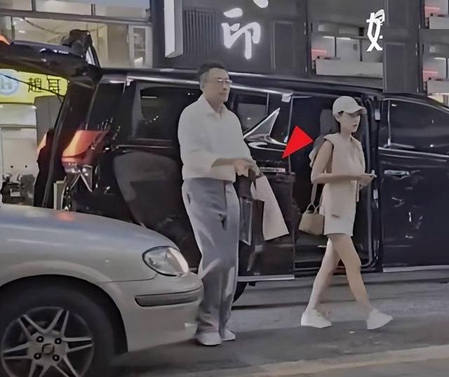 汪小菲手提礼物送岳父母 网友：与小梅在一起后确实情绪更稳定了！