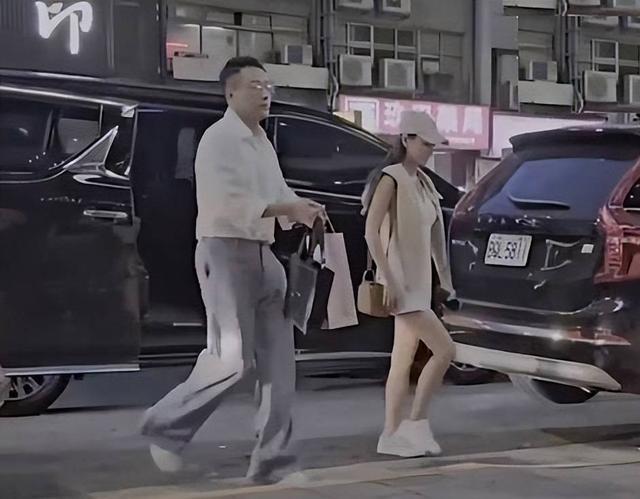 汪小菲手提礼物送岳父母 网友：与小梅在一起后确实情绪更稳定了！
