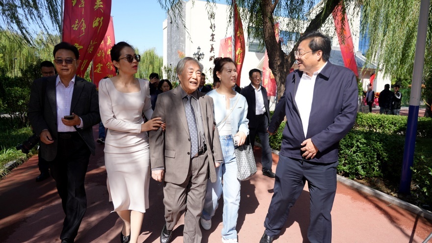 韩静霆亮相其美术馆