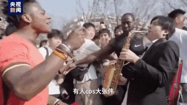 甲亢哥挑战八卦坑坐车时听中文歌 音乐无界共谱友谊新篇章